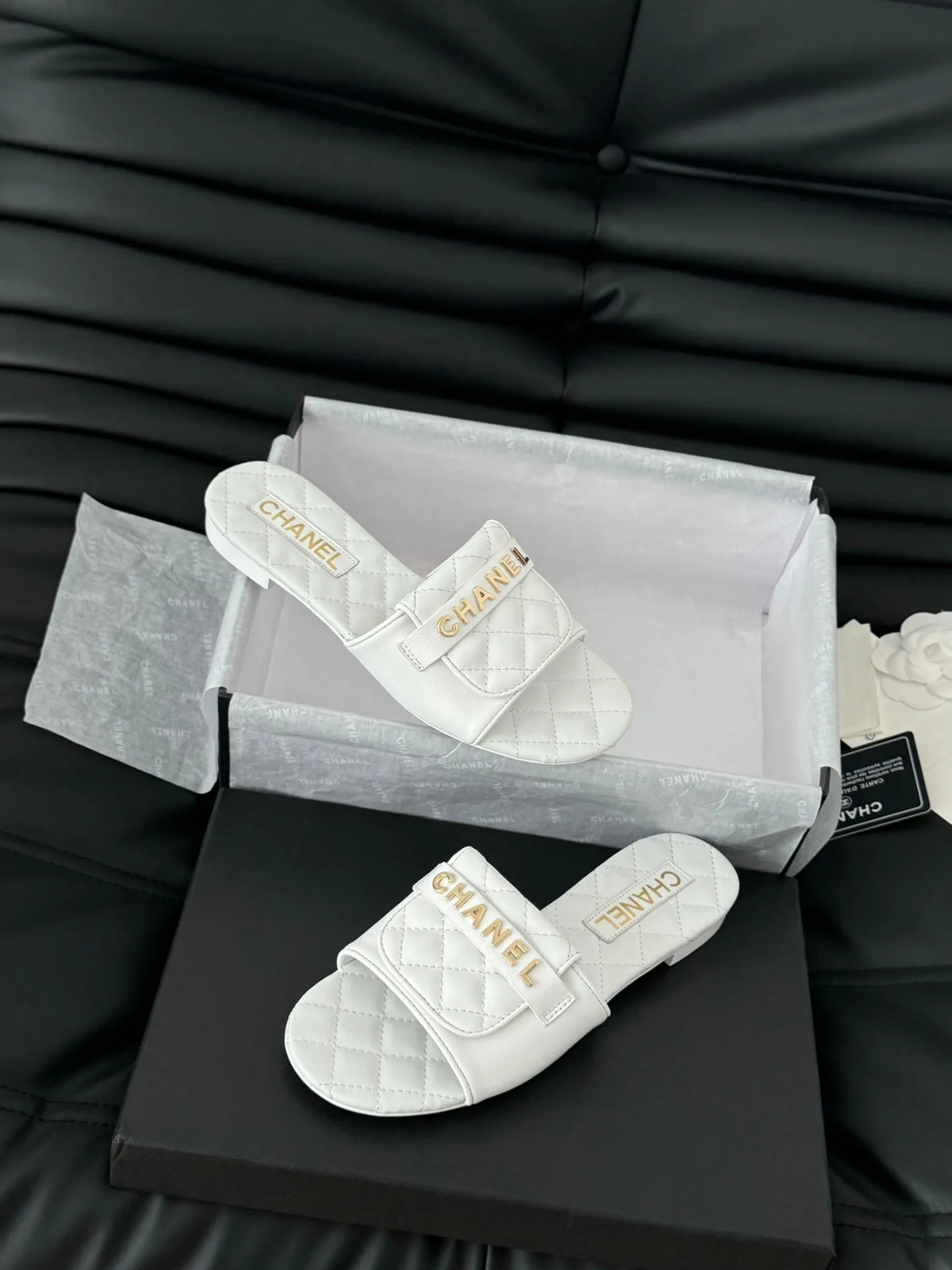 👟👟Ex-factory price 420◾️Chanel 25C new schoolbag buckle slippers. The return of the classic schoolbag buckle design. Special Vintage. Full of retro flavor. Loafers have also grown to the aesthetic level. Cowhide upper, sheepskin lining, original outsole. Size: 35-39. Other sizes are customized.